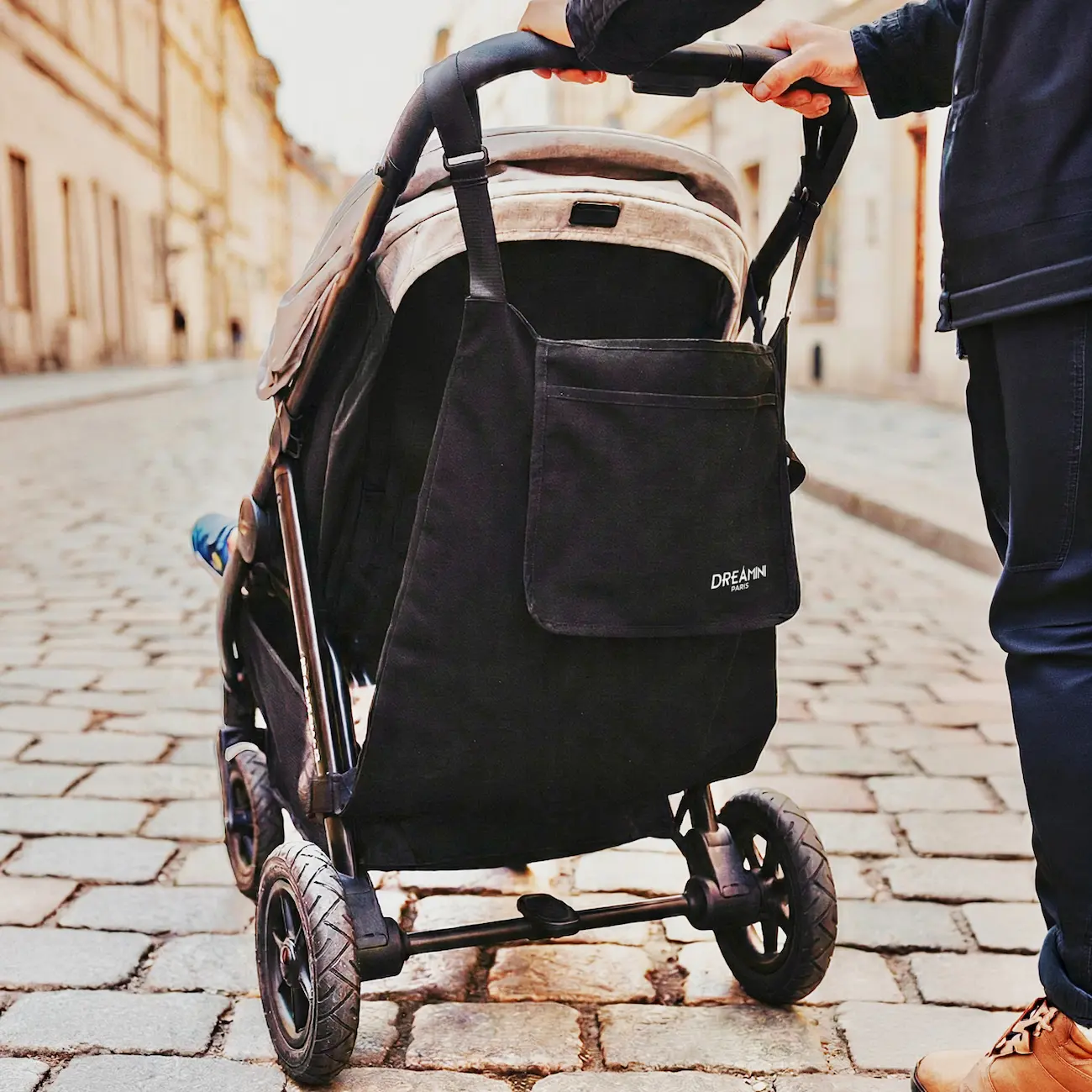 Hamac Dreamini installé sur une poussette en ville